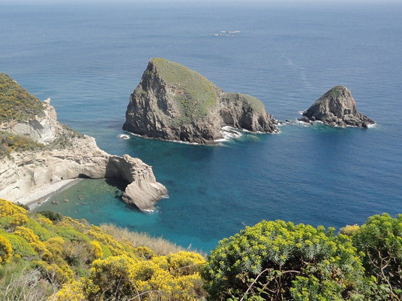 GIRO IN BARCA CON SKIPPER PONZA – FARAGLIONE DEL CALZONE MUTO