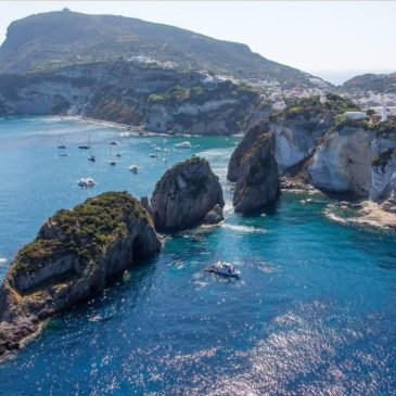 NOLEGGIO BARCA CON SKIPPER PONZA – FARAGLIONI DI PUNTA DELLA MADONNA