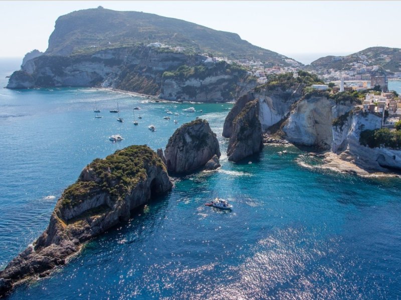 NOLEGGIO BARCA CON SKIPPER PONZA – FARAGLIONI DI PUNTA DELLA MADONNA