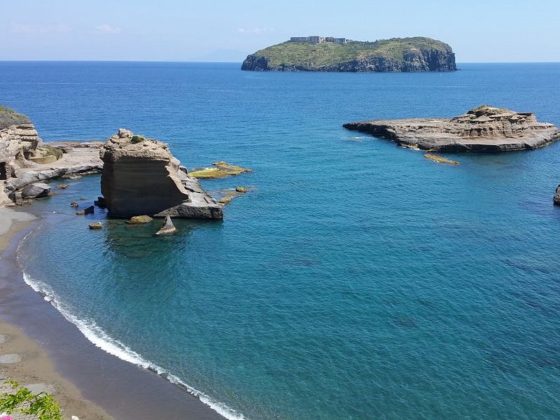 NOLEGGIO BARCA CON SKIPPER VENTOTENE – SPIAGGIA DI CALA NAVE